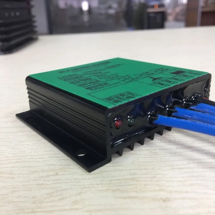 Regolatore Regolatore di carica batteria eolica turbina pwm 400W 12V 24V 10a 16A generatore eolico