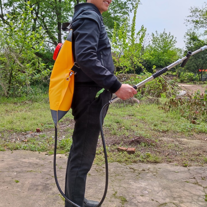 20-l-Rückensprüher, um Feuer gegen die Feuerlöscher an der Unterseite der Wasserpumpe zu sprühen