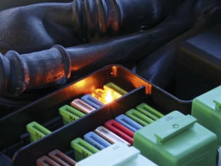 Kfz-flachsicherung mit defekterkennung 30a green afu30l velleman - 1