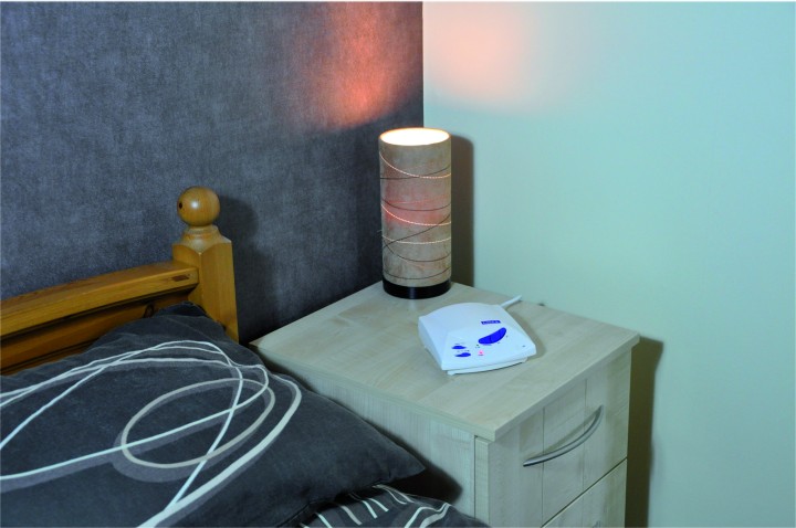 White hands free 3 channel wireless intercom with volume control and channel selector. sold in pairs altai - 3