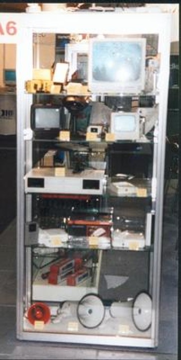 Alquiler escaparate plegable + caja de embalaje alquiler 10 dias vitrinas embalaje exposicion alquiler jr international - 1