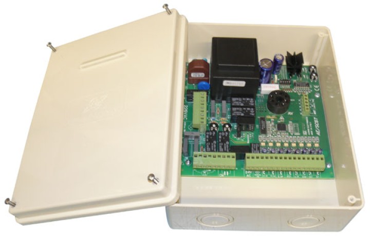 Switchboard for controlling a single phase motor for activation of a sliding gate. albano - 1