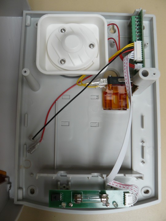 Electronic siren with battery back up with outer cover in polycarbonate and inner cover in zinc plated steel. 3i - 1