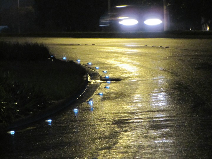 Illuminazione solare del bastone della vite prigioniera della strada bianca 6 segnaletica stradale segnaletica di sicurezza ecla