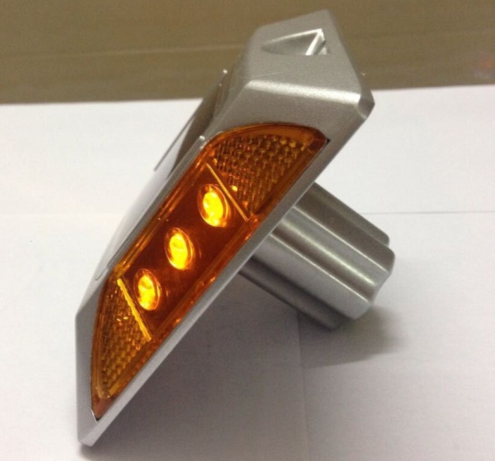 Perno prisionero solar cuadrado del camino del reflector del gato del LED del aluminio con el ancla eclats antivols - 1