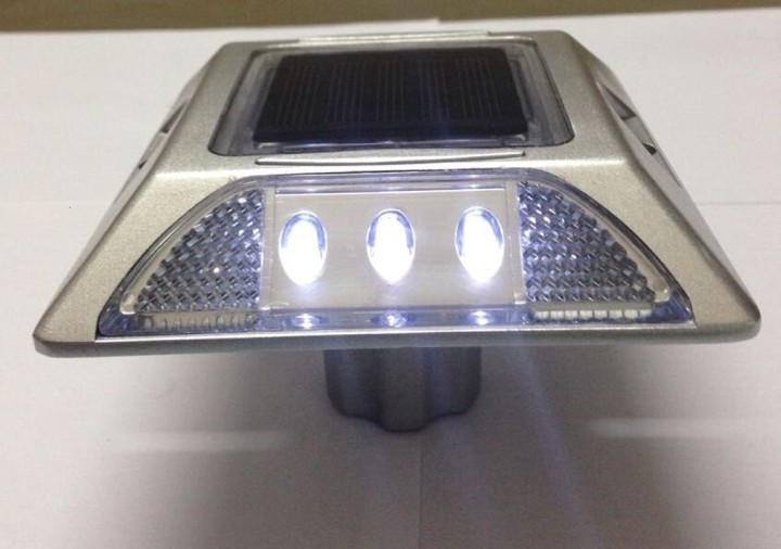 Prigioniero solare stradale con catarifrangente quadrato in alluminio LED Cat Rye con ancoraggio eclats antivols - 7