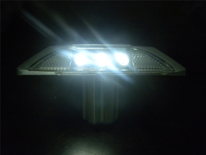 Square Aluminum LED Cat Rye Reflector Solar Road Stud with Anchor eclats antivols - 4