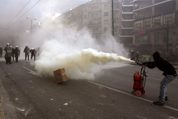 Decontaminating bio shield 50ml for aerosol defence tear gas pepper gas gel bio shield neutralising agent