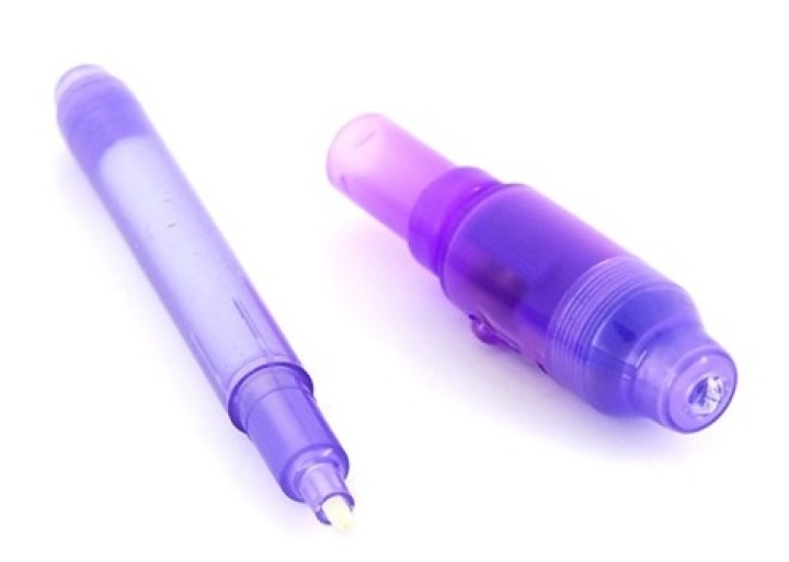Una tinta de rotulador ultravioleta lámpara ultravioleta invisible con la agenda de rosa jr international - 6