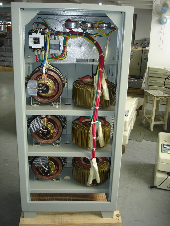 Regulateur secteur 30w 40kw 50kw 60 kva triphasé stabilisateur tension 60000w 220v 60000va