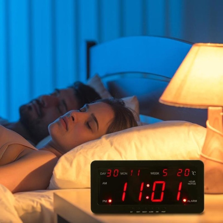 Rote LED-Kalenderwanduhr 220V 29x12x5cm große Anzeigezeit Tag Jahr Temperatur Sprachsteuerung