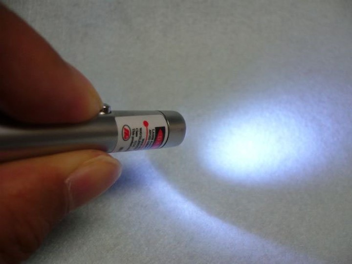 2 in 1 puntatore laser rosso raggio tasca torcia a luce bianca lazer portachiavi 150m jr  international - 4